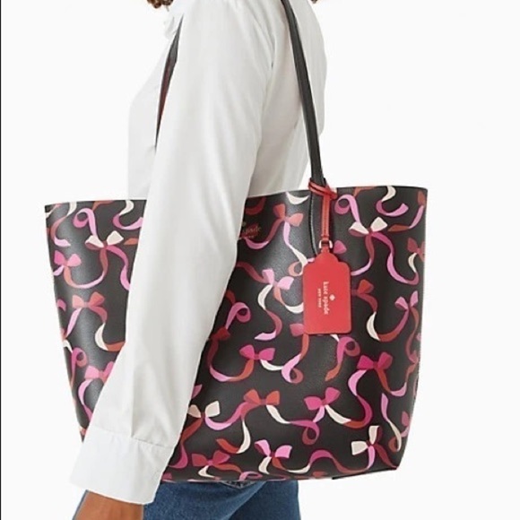 KATE SPADE wrapping party large reversible tote!  Perfect bag for traveling nwt - Picture 1 of 14